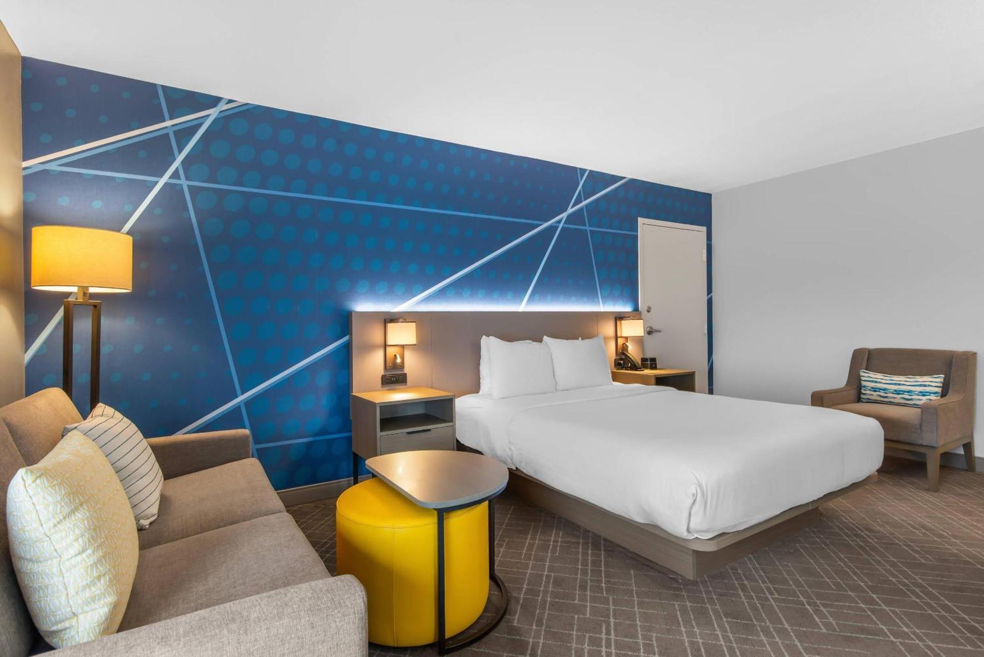 Efficiency Queen Suite with Sofa-Bed - Non-Smoking